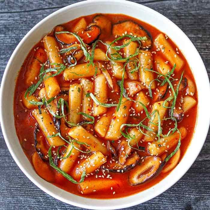 Du khách có thể dễ dàng tìm thấy Tteokbokki ở bất cứ đâu trên đường phố Hàn