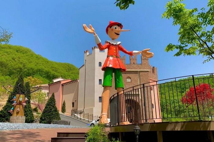 Khung cảnh bên ngoài tại Làng Ý