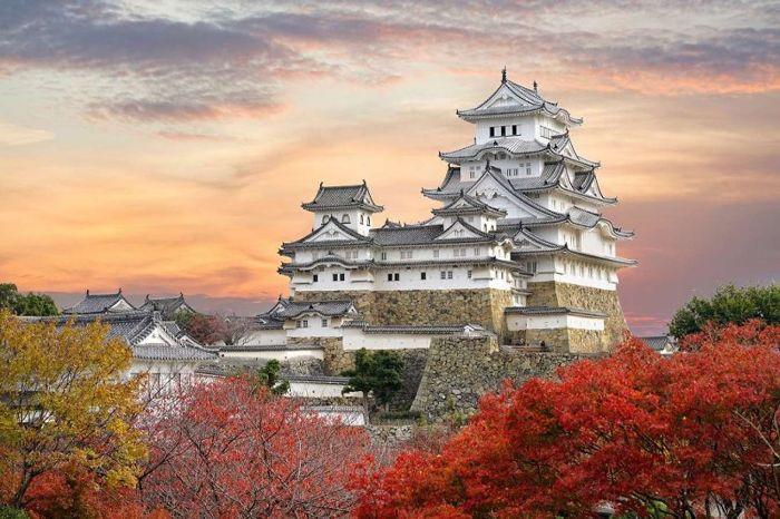 Lâu đài hạc trắng Himeji cao quý