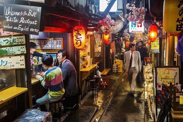 uống cà phê tại omoide yokocho