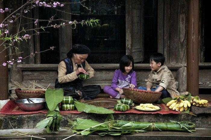 Gói bánh chưng ngày Tết