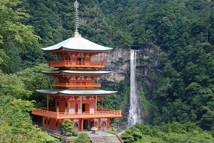 Thác Nachi cùng với ngôi đền Kumano Nachi Taisha