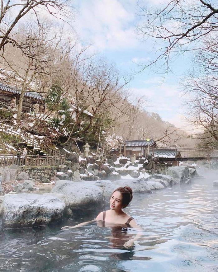 Tắm onsen 