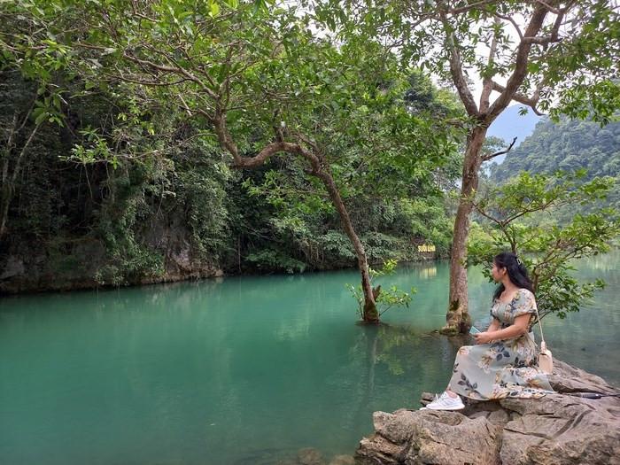 Phong cảnh đầy thơ mộng bên suối Lê Nin