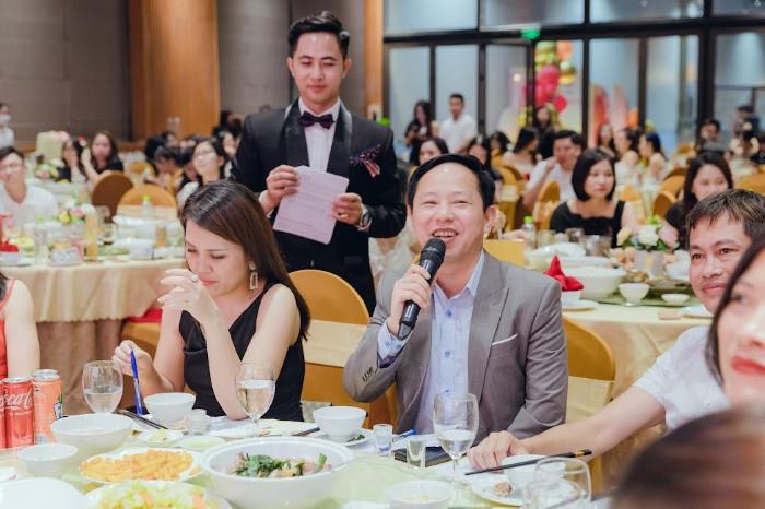 MC khéo léo sẽ làm không khí trở nên vui vẻ, thoải mái