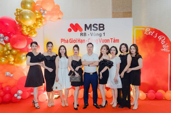 Màu sắc đơn giản tạo nên không khí sang trọng cho gala dinner