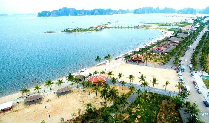 Bãi tắm Tuần Châu nhìn từ xa