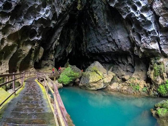 Sông Chày Hang Tối