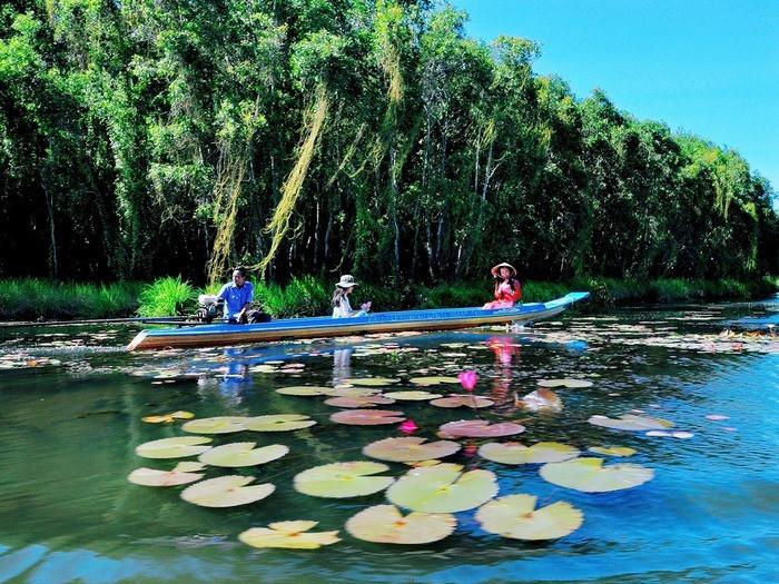 Dạo chơi làng nổi Tân Lập bằng thuyền 