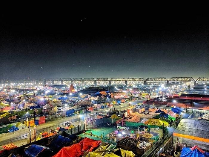 2leu-trai-ve-dem-o-le-hoi-Kumbh-Mela.jpg