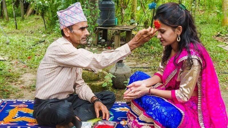 Hoạt động bôi Tika và Jamara lên trán