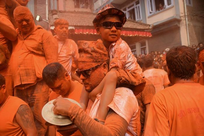 ném bột màu ở lễ hội sindoor jatra
