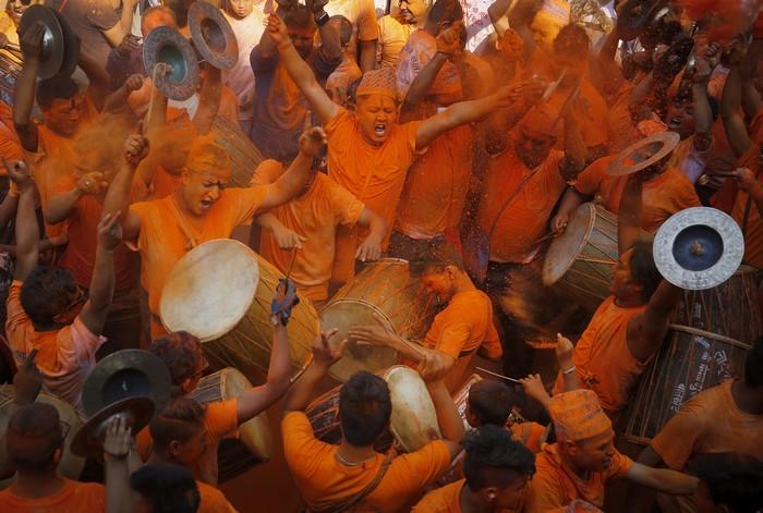 ném bột màu trong lễ hội Sindoor Jatra