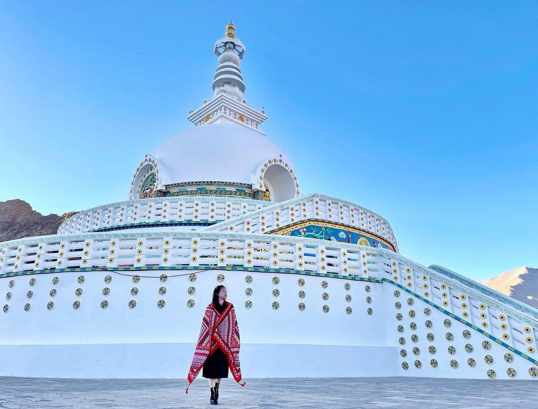 Tòa tháp trắng Shanti Stupa