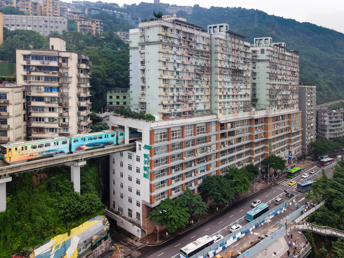tàu điện xuyên qua chung cư 19 tầng