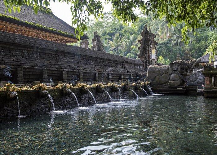 Đền Suối Thiên Tampak Siring