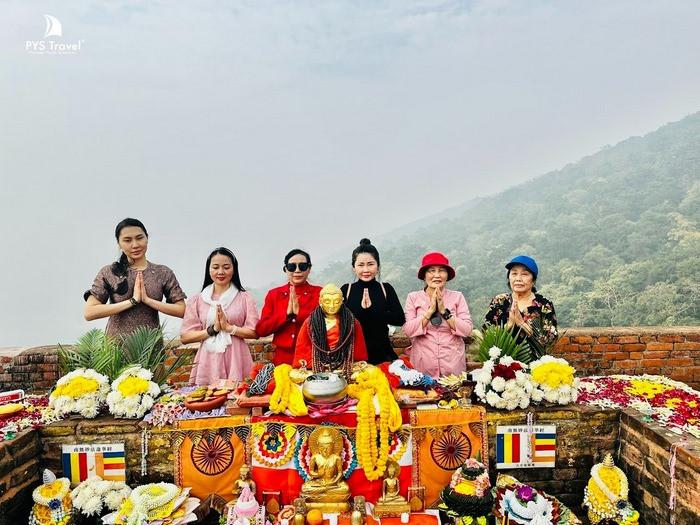 lễ bái tại núi Linh Thứu