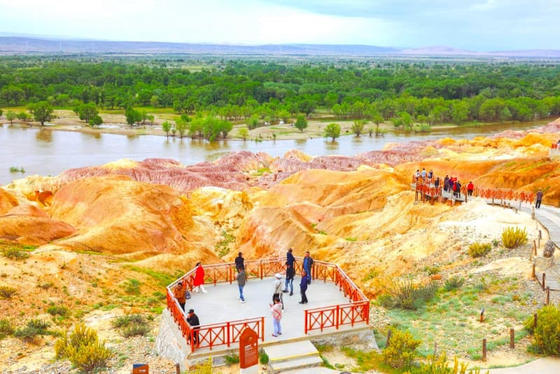 tham quan vịnh ngũ sắc tân cương