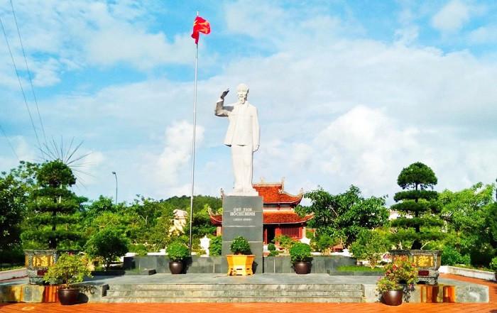 nhà lưu niệm bác hồ