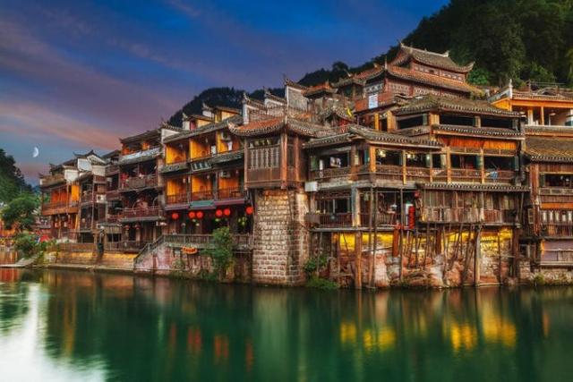 Kinh nghiệm du lịch Phượng Hoàng cổ trấn 2025
