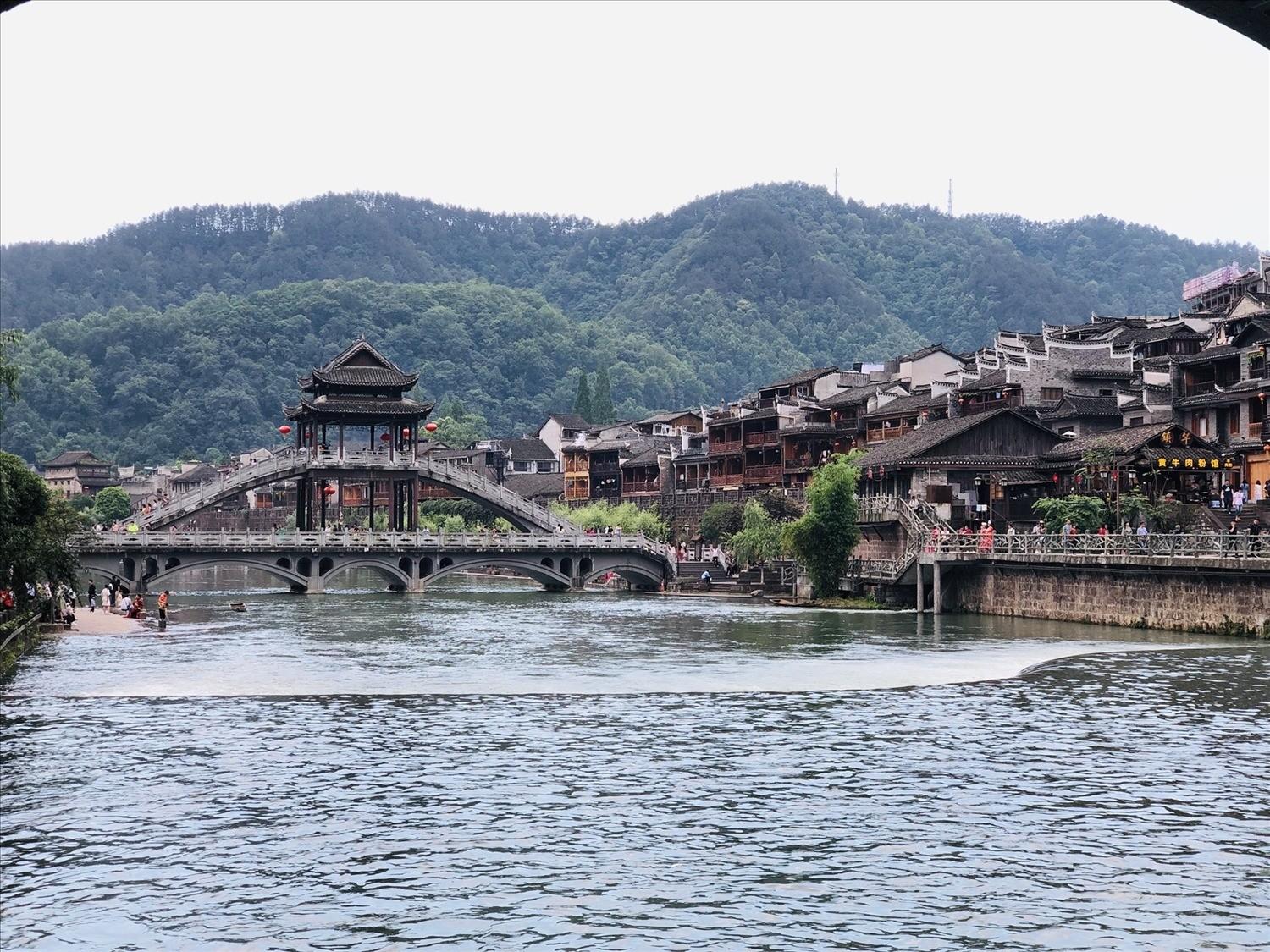 Cùng PYS Travel giải đáp câu hỏi: "Đi phượng hoàng cổ trấn có cần visa không?"