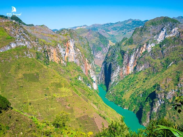 Mã Pì Lèng và Sông Nho Quế - Cặp đôi hắc bạch vô thường tại Hà Giang