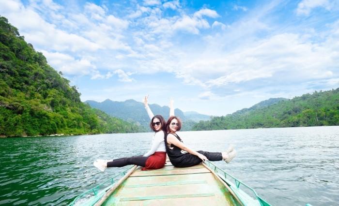 Hồ Ba Bể yên bình