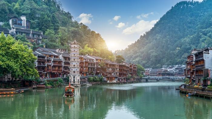 Tour Trung Quốc: Nghi Xương - Trương Gia Giới - Phượng Hoàng Cổ Trấn 6 ngày 5 đêm TP.HCM - Tết Nguyên Đán 2026