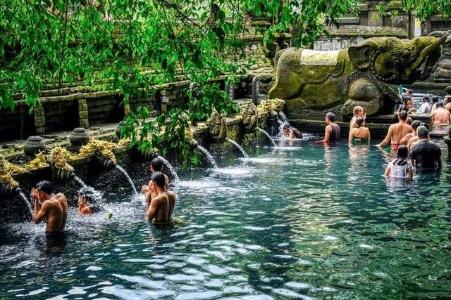 Du lịch đền Tirta Empul Bali - chốn linh thiêng khiến du khách xếp hàng dài chờ tắm