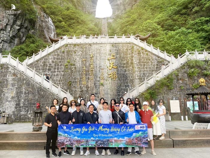 Chuyến đi Phượng Hoàng Cổ Trấn của chúng tôi với PYS Travel thật sự vượt xa mong đợi