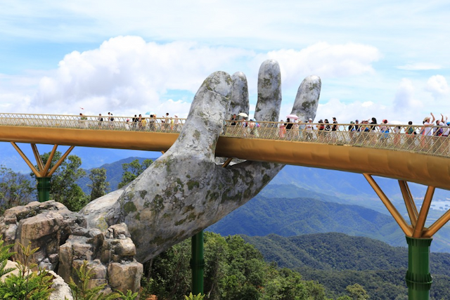 Cầu Bàn Tay Bà Nà Hills - Tuyệt tác giữa mây trời Đà Nẵng