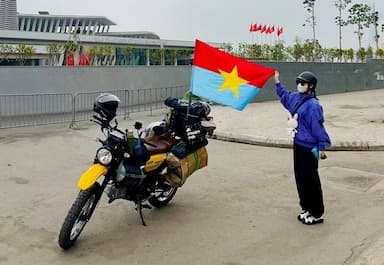 Theo báo Lao Động: Người người hối hả tiến về TPHCM đón đại lễ 50 năm mới có một lần