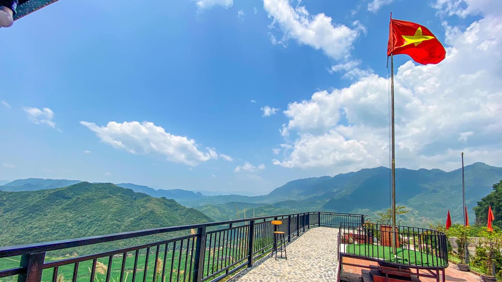 Cột Cờ Mai Châu: Biểu tượng tự hào giữa núi rừng Tây Bắc