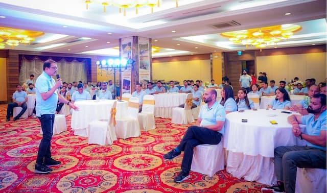 Theo báo Tiền Phong: Việt Nam trải “thảm đỏ” đón dòng khách quốc tế cao cấp nhờ chính sách miễn visa mới