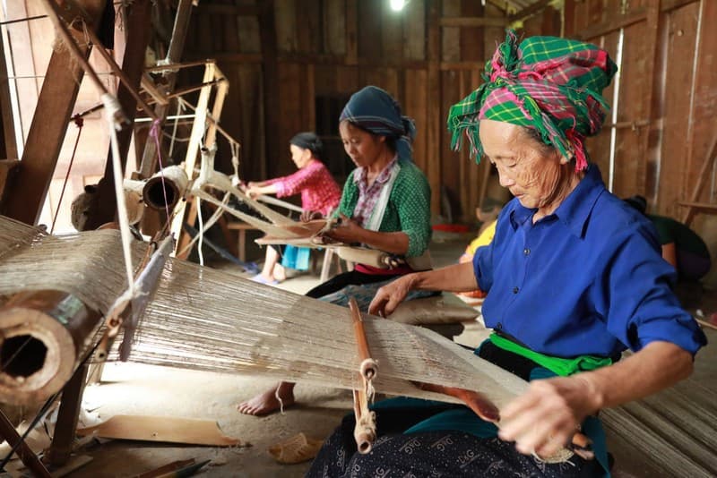 Lùng Tám Quản Bạ Hà Giang: Chuyện kể về nghề dệt lanh truyền thống của người Mông