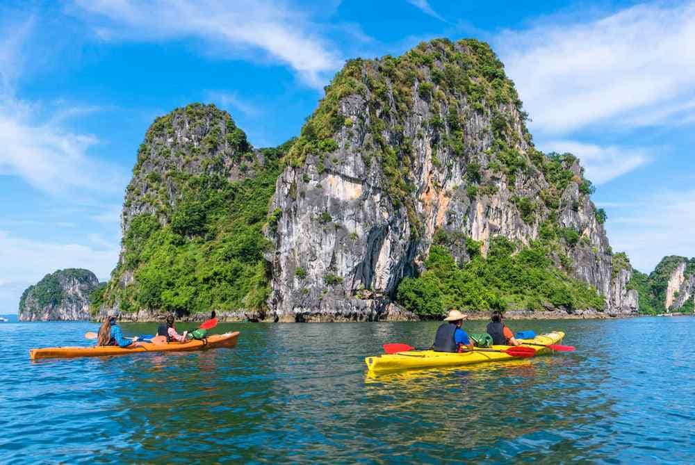Du lịch Hạ Long tháng 1 - Khám phá vẻ đẹp đầu xuân rực rỡ