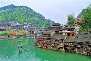 Phượng Hoàng Cổ Trấn tháng 10: Mùa thu thay lá, đẹp như tranh vẽ