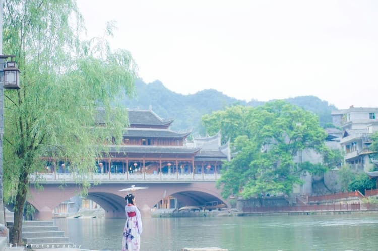 Tour Trung Quốc: Ân Thi - Phượng Hoàng Cổ Trấn - Miêu Trại - Trương Gia Giới 6 ngày 5 đêm từ TP.HCM