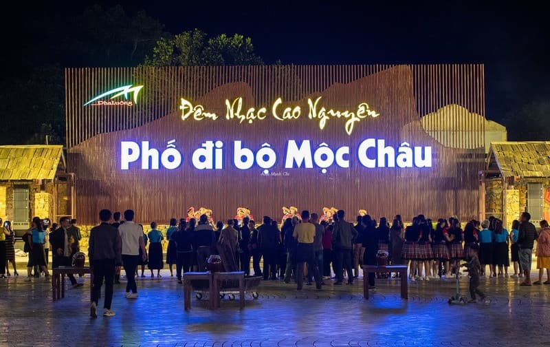 Phố đi bộ Mộc Châu - “Viên ngọc đêm” của cao nguyên Tây Bắc