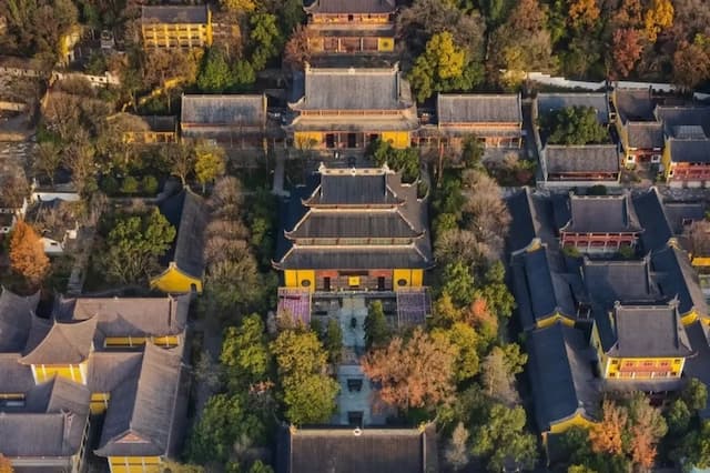 Đền Lingyin - Ngôi cổ tự thanh bình giữa rừng xanh Hàng Châu