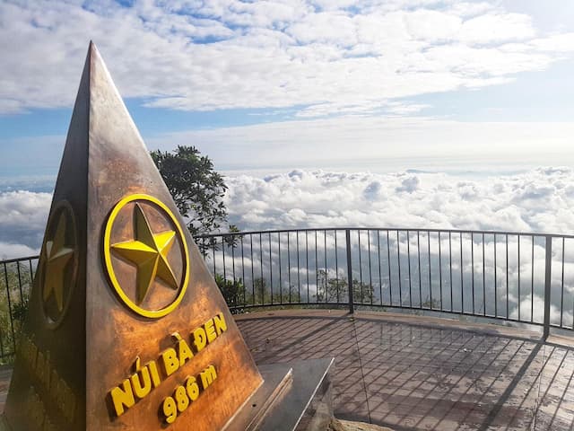 Núi Bà Đen cao bao nhiêu mét mà được gọi là Nóc nhà Nam Bộ?