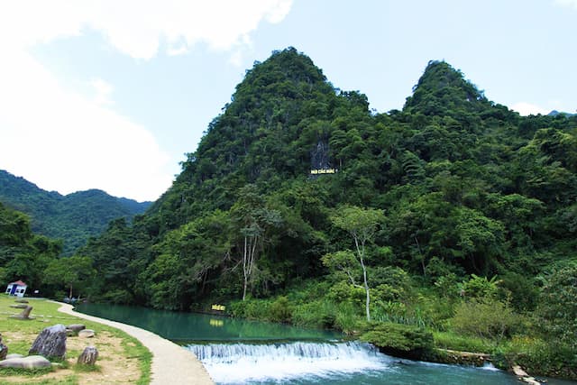 Về Pác Bó ngắm núi Các Mác, nghe lịch sử giữa núi rừng Cao Bằng