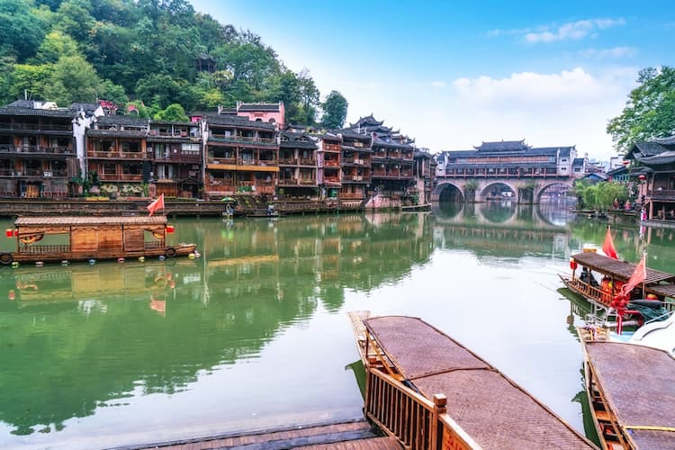 Tour Trung Quốc: Ân Thi - Phượng Hoàng Cổ Trấn - Trương Gia Giới 6 ngày 5 đêm từ TP.HCM - Nghỉ lễ 30/4 - 1/5