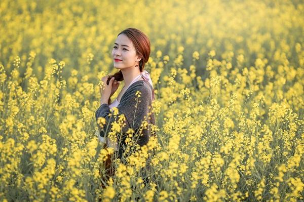 Hết mùa cúc họa mi, giới trẻ lại ùn ùn check in cải vàng rực rỡ sát Hà Nội