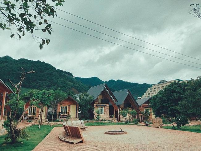 Ai lên Mộc Châu, nhớ ghé homestay nhà gỗ lưng tựa núi mới toanh