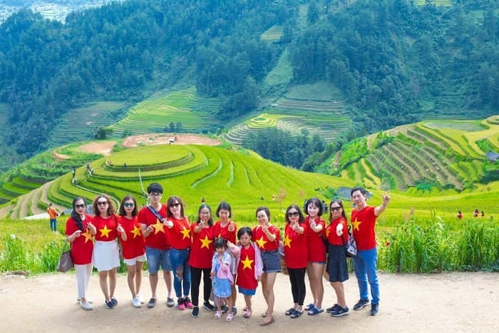 PYS Travel tặng áo cờ đỏ sao vàng