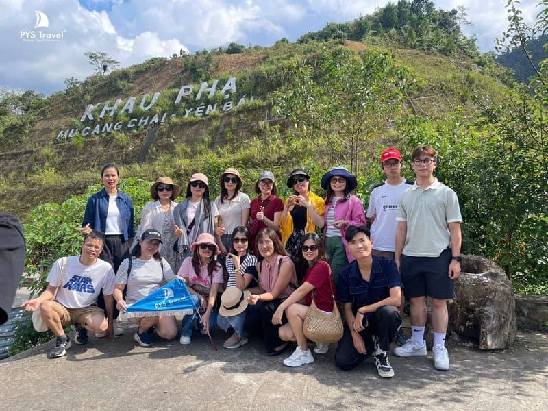 Đoàn PYS Travel chụp ảnh đèo Khau Phạ