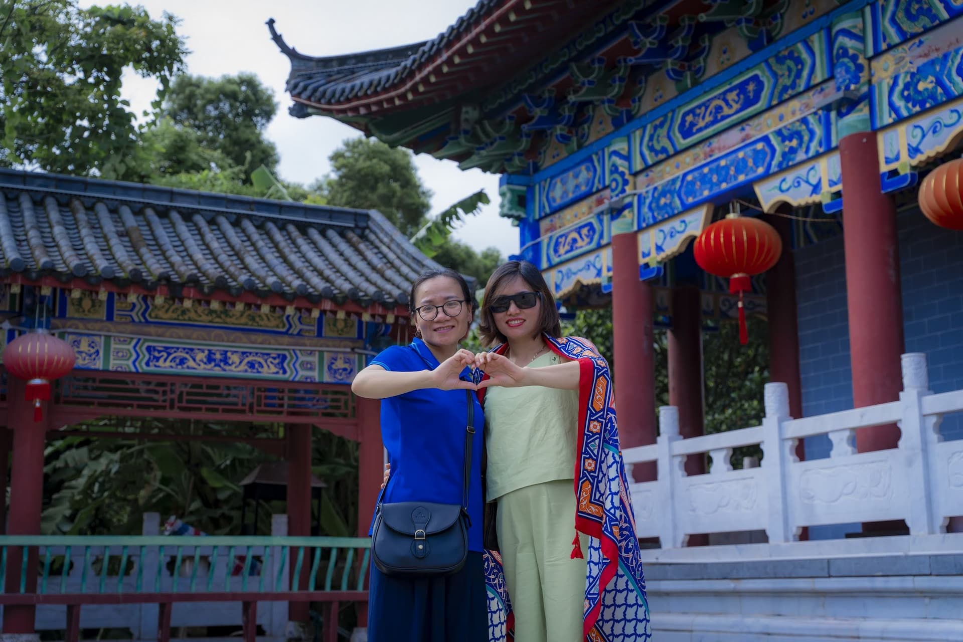 Du khách check in ở chùa Quan Âm