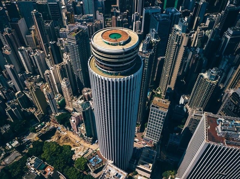 Toa_nha_choc_troi_noi_tieng_o_hong_kong_Hopewell_Centre_1_min.jpg
