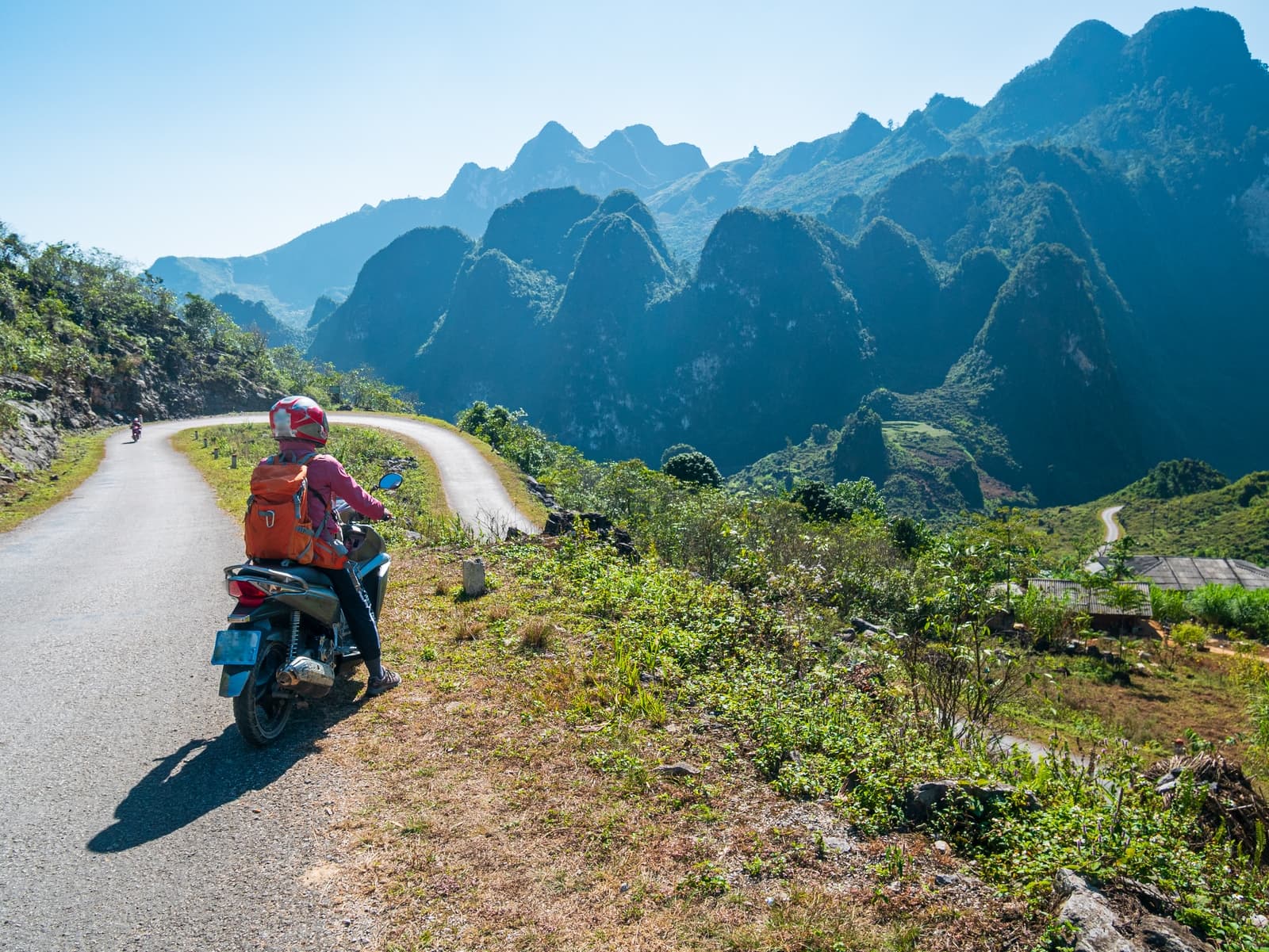 Xe máy vượt đoạn đường đèo Hà Giang